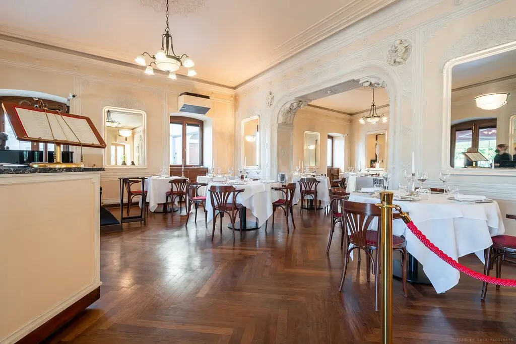La sala ristorante con sedie Thonet